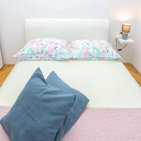 Apartamento Vesna Near With The Balcony