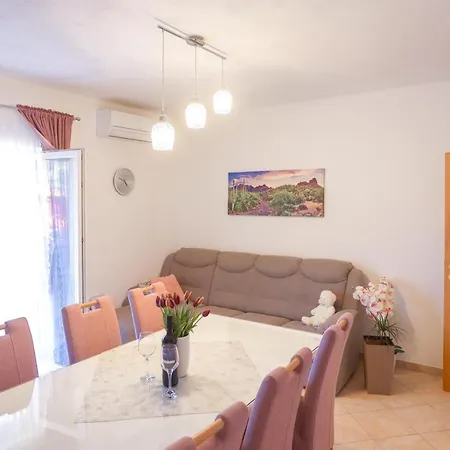 Apartment Vesna Near With The Balcony Podstrana