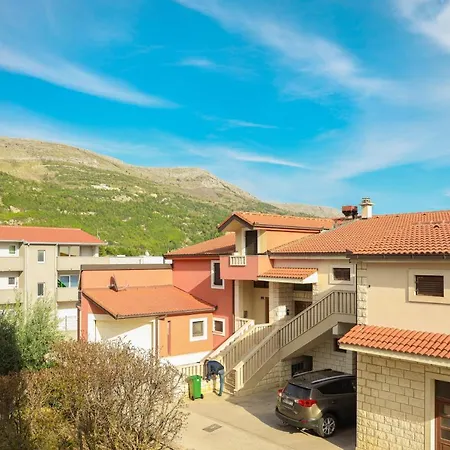Apartment Vesna Near With The Balcony