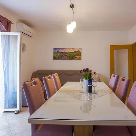 Vesna Near With The Balcony Apartment